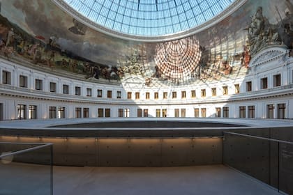 Su transformación en museo, iniciada en junio de 2017 por el arquitecto fetiche de Pinault, el japonés Tadao Ando, costó 160 millones de euros