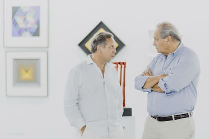 Diego Costa Peuser, director de Parc, con un coleccionista chileno