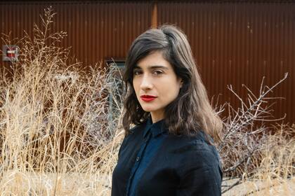 Naama Tsabar, artista isarelí radicada en Nueva York, se propone escribir "una nueva historia de género" con su primera muestra en la Argentina