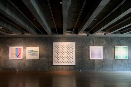 La luz y los planos de color se combinan para crear nuevas perspectivas en las obras de Tomasello y Espinosa