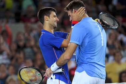 Del Potro acaba de hacer historia; Djokovic lo felicita. Fue en la primera ronda del torneo de tenis masculino de Río de Janeiro 2016. En semifinales, Del Potro venció a Rafael Nadal.