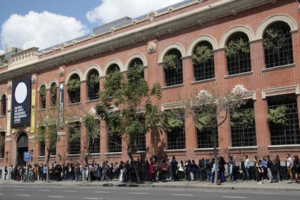 Las filas en la vereda, con mayor distancia, seguramente regresen con la reapertura de los museos