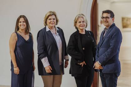 La coleccionista Ella Fontanals-Cisneros (segunda, de izquierda a derecha) recorrió Parc junto con el equipo de colaboradores de su fundación