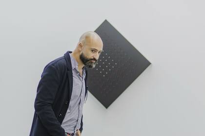 Un galerista y coleccionista chileno, atento a las propuestas de las 46 galerías que exhiben en Parc