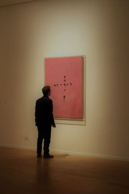 Enrique Avogadro, ministro de Cultura del Gobierno de la Ciudad de Buenos Aires, con obra de Lucio Fontana