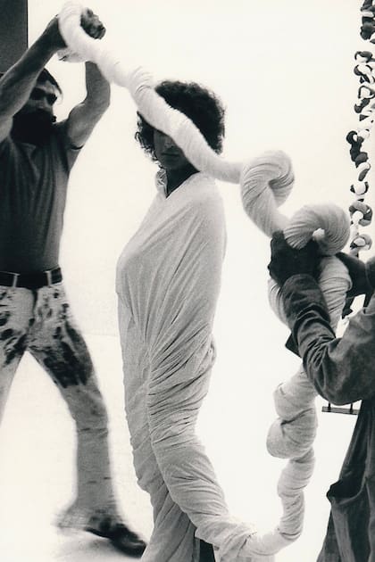 Registro de la performance El Cuerpo de Giulia-no en la Bienal de Venecia de 1972, por Gianni y Alberto Buscaglia
