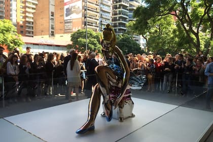 La Ballerina de Jeff Koons comprada por Eduardo Costantini, en la explanada del Malba en 2016