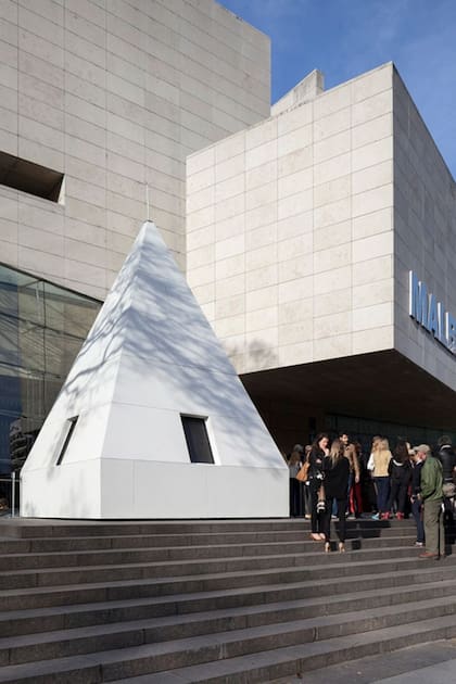 Leandro Erlich simuló el traslado de la punta del Obelisco a la explanada del Malba en 2015