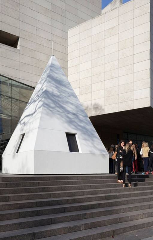 Leandro Erlich simuló el traslado de la punta del Obelisco a la explanada del Malba en 2015