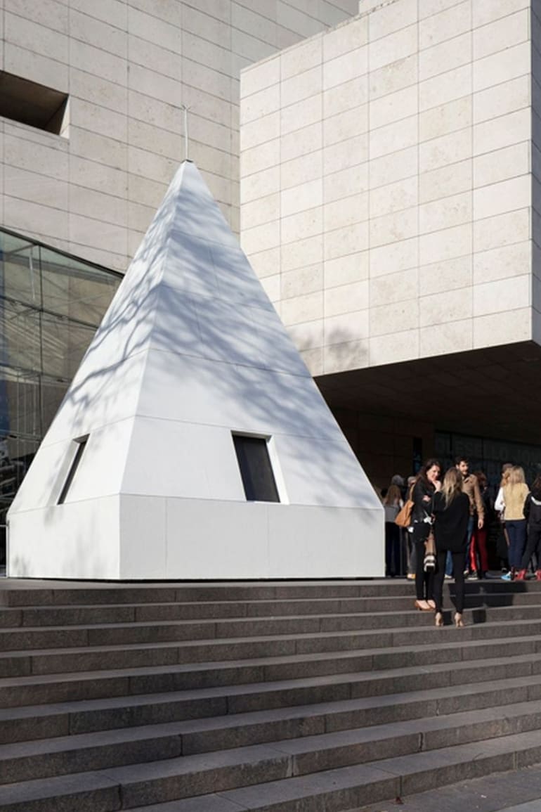 Leandro Erlich simuló el traslado de la punta del Obelisco a la explanada del Malba en 2015
