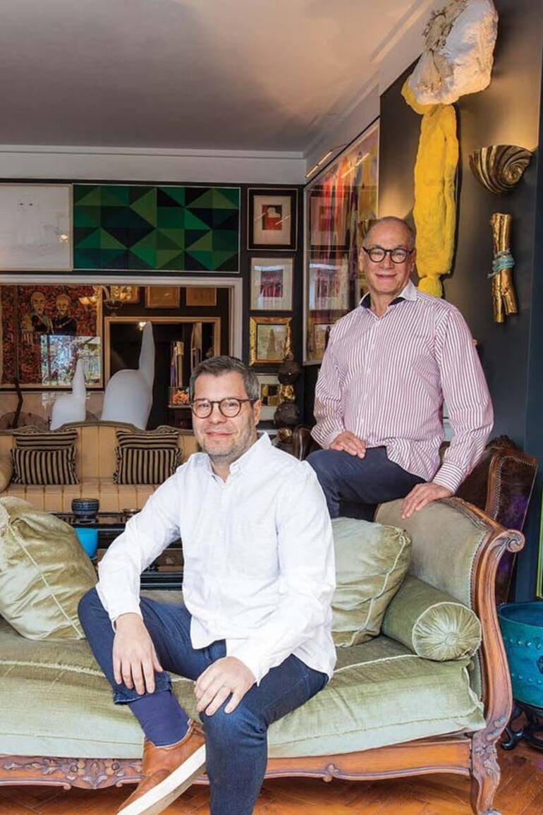 Joaquín Rodríguez y Abel Guaglianone en su departamento de Retiro, cuando aún tenían las obras colgadas