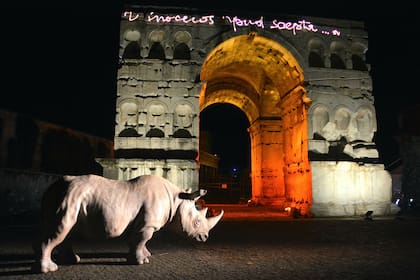 Frente al Arco de Jano llama la atención el rinoceronte que simboliza a Rhinoceros, el nuevo espacio cultural impulsado por la Fundación Alda Fendi