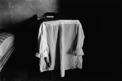Sin título (Camisa), 1992/2005, fotografía de Adriana Lestido que integra la amplia oferta de la feria virtual de fotografía BAphoto Live