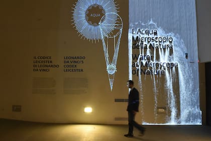 El Código Leicester es uno de los valiosísimos cuadernos escritos por el gran inventor, científico y artista en Florencia entre 1504 y 1508, con apuntes extraordinarios que registran sus observaciones sobre el agua, la luz y la luna