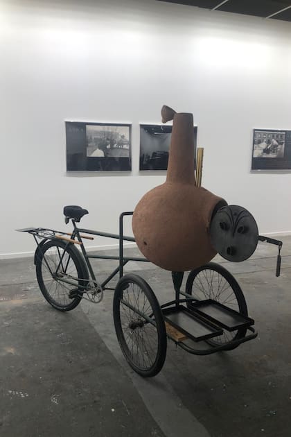 Horno móvil de barro creado por el artista tucumano Gabriel Chaile, exhibido en Diálogos por la galería alemana ChertLüdde junto con obras del italiano Franco Mazzucchelli