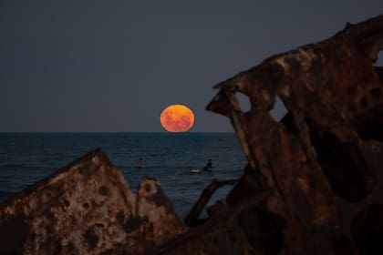 Martín fue a la playa con la intención de hacer un video de la salida de la luna. Cuando empezó a salir vio que el encuadre estaba desalineado y el resultado no iba a ser el que esperaba. Entonces, cortó el video y disparó varias fotos. Una es esta, con dos surfers.