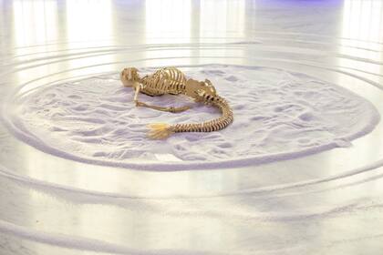 El esqueleto de sirena sobre un colchón de sal en el Faena Art Center