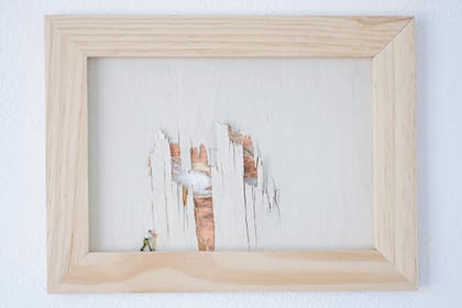 La tarea (hombre con camisa blanca, detalle), de Liliana Porter en Galería del Paseo