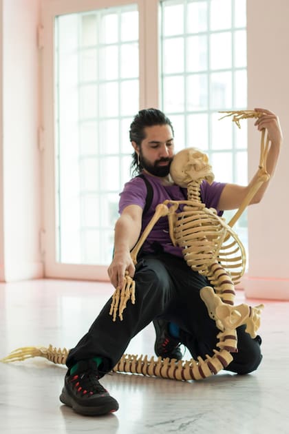 Osías Yanov ensayando su performance con el esqueleto de sirena