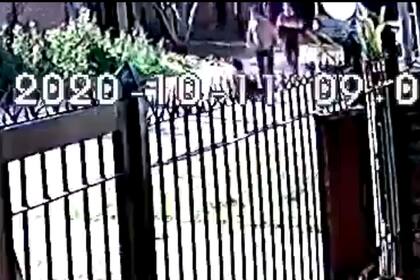 El momento en que uno de los hermanos Acevedo patea al delincuente que estaba herido en el asfalto