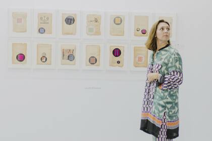 La artista Marcela Costa Peuser, siempre presente en las ferias impulsadas por su marido en Miami, Lima y Buenos Aires