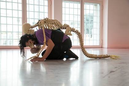 Osías Yanov ensayando su performance con el esqueleto de sirena