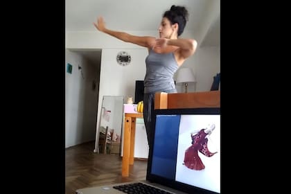 En una de las escenas de la obra, una mujer baila en su casa al ritmo de una canción que dice: "Yo soy aquel que estando lejos no te olvida"