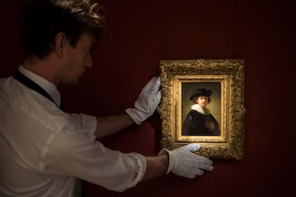 "Es probable que haya pintado este autorretrato sensible y portátil para enviarlo a la lejana Leeuwarden, para probar a los desconfiados parientes de su futura mujer que este elegante pretendiente sería un marido próspero y apropiado", arriesga Sothebys