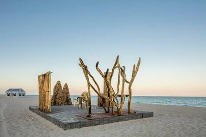 Obra de Luna Paiva instalada en la playa de Miami Beach durante el Faena Festival en 2018