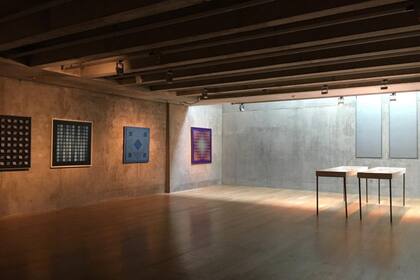 La luz natural que llega de forma indirecta a las salas del Macba y las oscuras obras abstractas crean un clima similar al de la capilla Rothko, ubicada en Houston