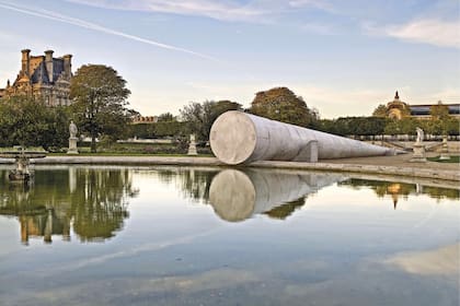 "Poemas para terrestres", escultura de Adrián Villar Rojas en el Jardín de las Tullerías, 2011