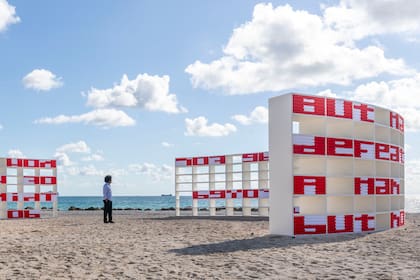 El artista cubano Alexandre Arrechea y su instalación Dreaming with Lions en la playa del Faena Hotel, que inauguró la semana de Art Basel