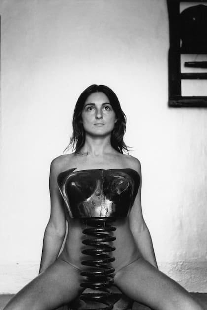 Liliana Maresca, retratada con su obra por Marcos López en 1983 (fotoperformance, detalle)