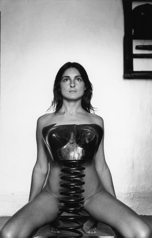Liliana Maresca, retratada con su obra por Marcos López en 1983 (fotoperformance, detalle)