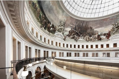 La Bolsa de Comercio de París es un edificio de planta circular y cúpula de hierro de comienzos del siglo XIX que fue remodelado por Tadao Ando, el arquitecto japonés en el que Pinault ya había confiado para otros de sus museos, como el Palazzo Grassi de Venecia