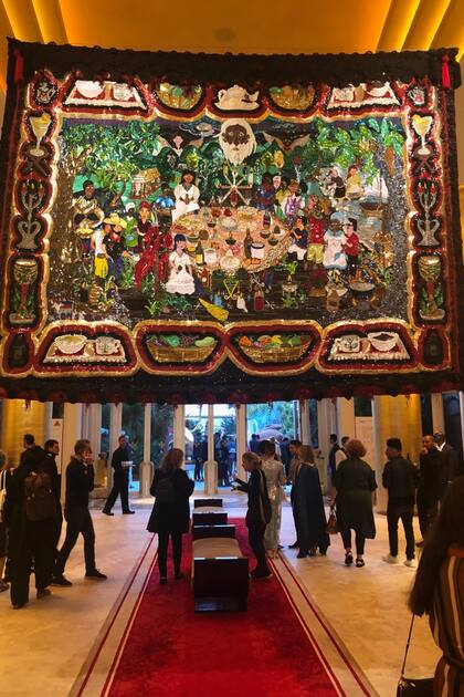 Obras de la artista haitiana Myrlande Constant en la entrada del hotel Faena