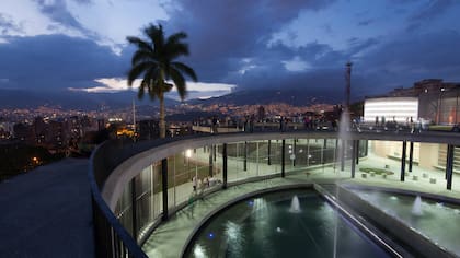 Los tanques de agua van a tono con el aire fresco que se respira allí
