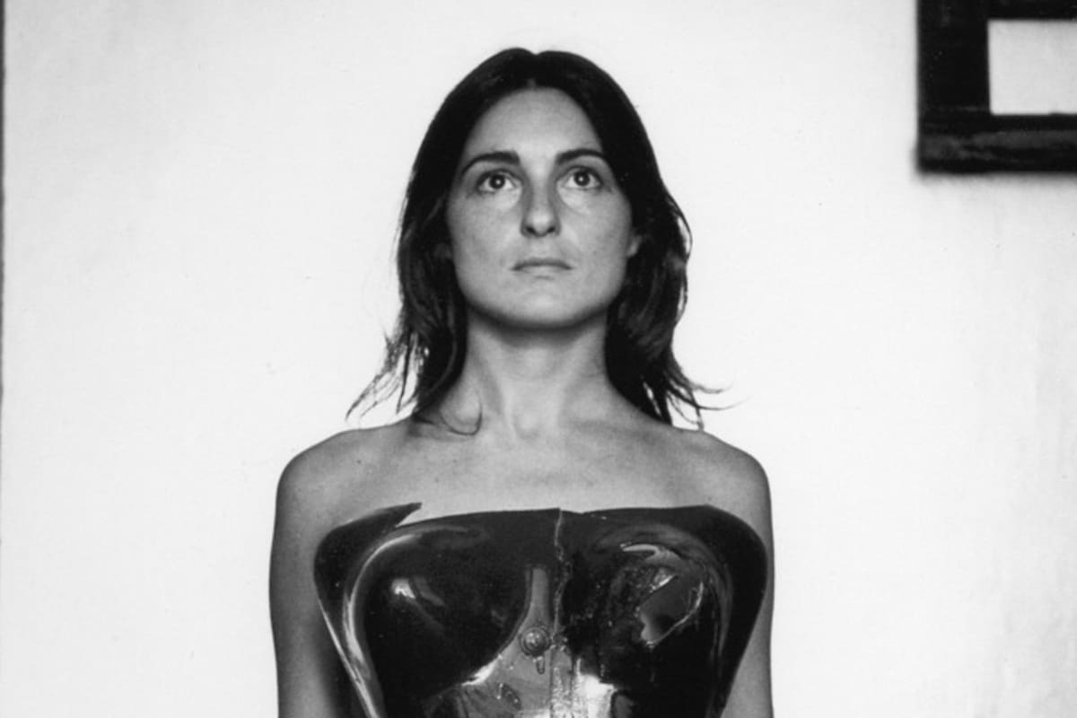 Liliana Maresca, retratada con su obra por Marcos López en 1983 (fotoperformance, detalle)