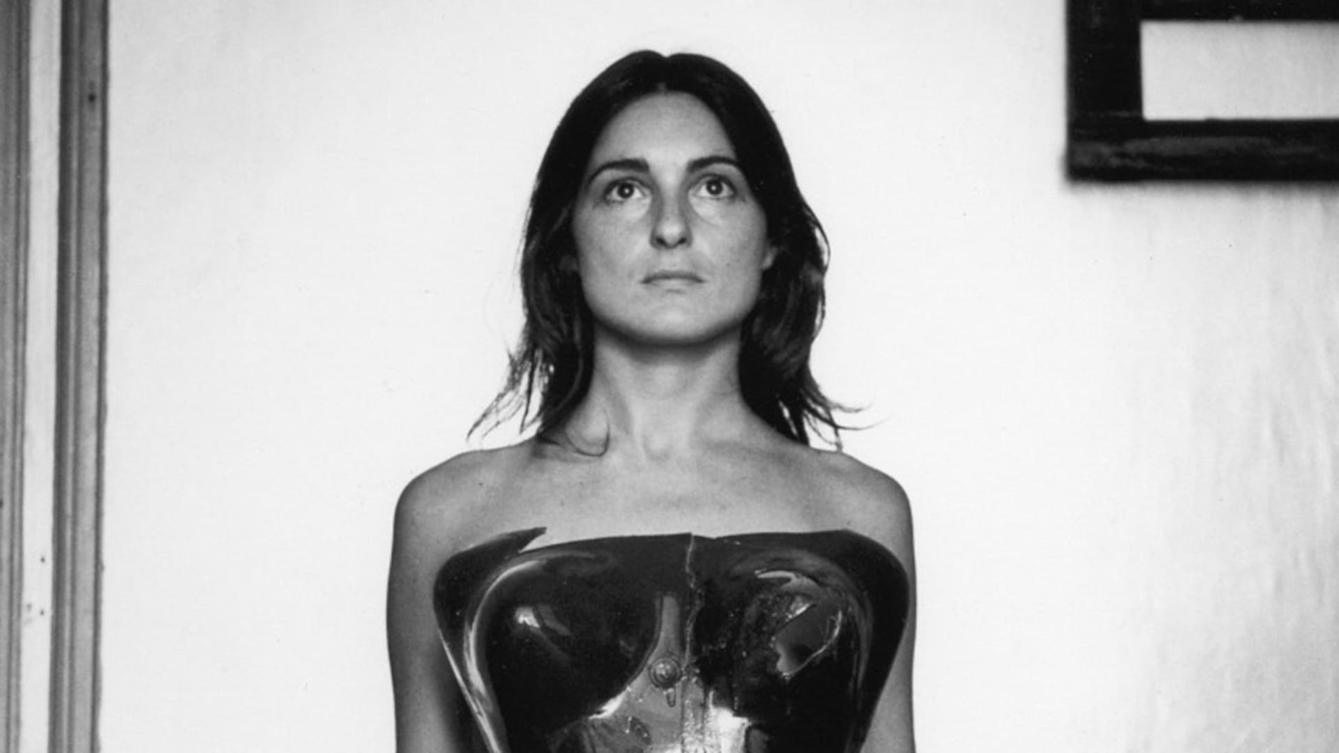 Liliana Maresca, retratada con su obra por Marcos López en 1983 (fotoperformance, detalle)