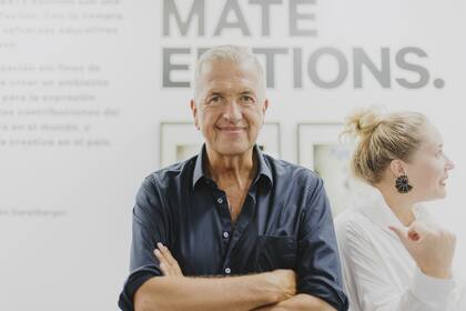 El reconocido fotógrafo peruano Mario Testino, en el stand de su museo en la feria
