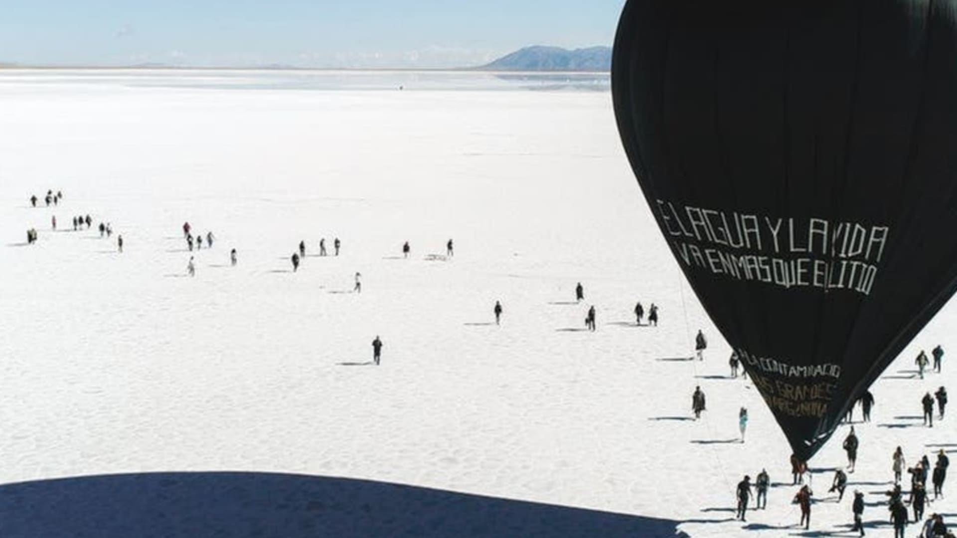 "El agua y la vida valen más que el litio", fue el mensaje aportado por los pueblos originarios al primer vuelo humano sin combustibles impulsado por Saraceno este año en Jujuy