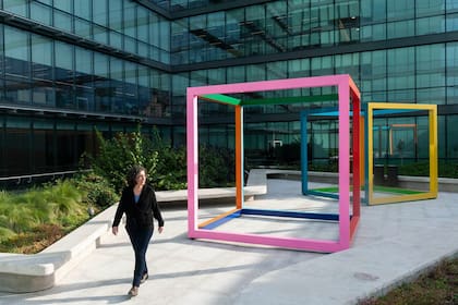 Gachi Hasper con su obra en la Fundación Santander, en San Telmo, una maqueta de la que instalará en el Collins Park