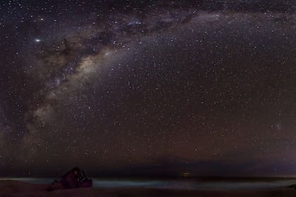 Una noche fría de invierno en la Playa del Barco de La Pedrera, Rocha. Es una composición de 9 fotos tomadas en vertical unidas.