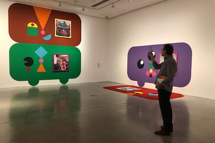 Las intervenciones con color sobre la pared buscan "romper con el cubo blanco" de la sala de exposición y con las referencias cronológicas de las obras.
