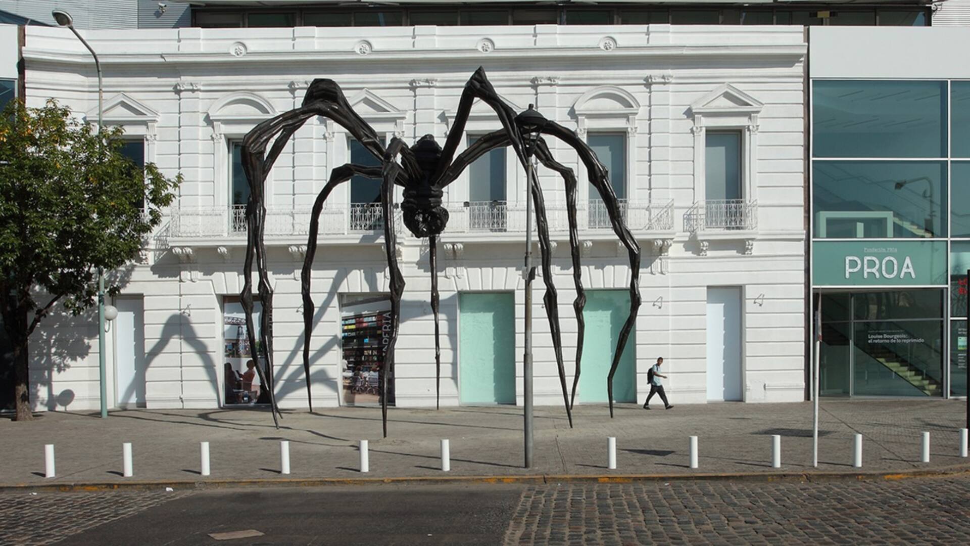 Leandro Erlich simuló el traslado de la punta del Obelisco a la explanada del Malba en 2015