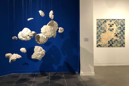 Vista de sala con obras de María Noel Toledo Gonzo (izquierda) y María Luz Lobo (derecha)