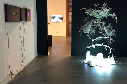 Vista de sala con instalación de Laura Messing (derecha)
