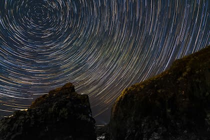 Las fotos que retratan rastros de estrellas llevan un largo rato. En esta se registra el movimiento constante. La imagen esta compuesta por aproximadamente 100 fotos tomadas a lo largo de una hora y luego unidas.
