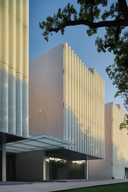 La entrada del edificio diseñado por Steven Holl