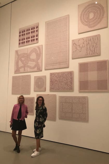 Las curadoras de la sala de arte latinoamericano, con obras de León Ferrari